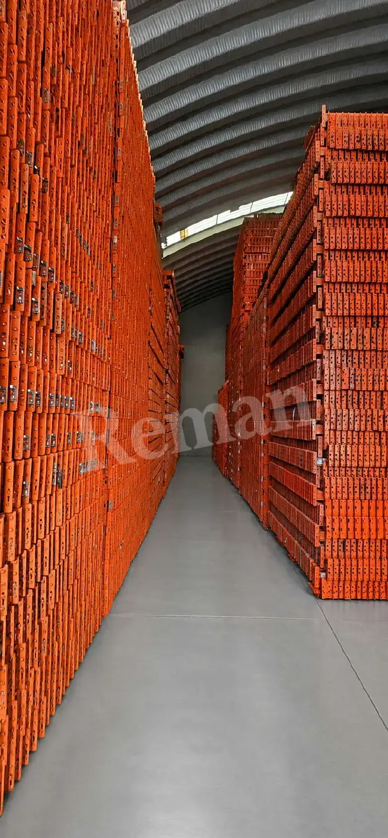 Inventario de vigas naranjas para rack industrial